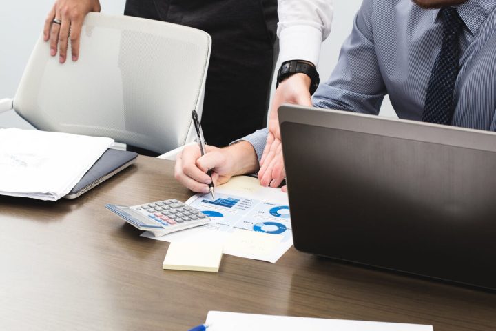 Profissional a assinar documentos numa reunião de negócios