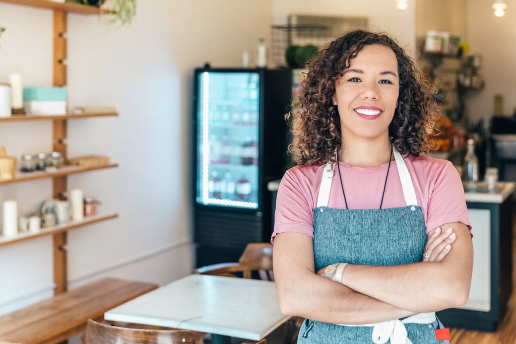 Empreendedora sorridente no seu pequeno negócio