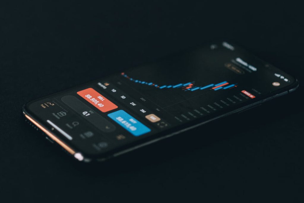 Telemóvel com um gráfico de cotações da bolsa