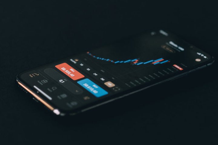 Telemóvel com um gráfico de cotações da bolsa