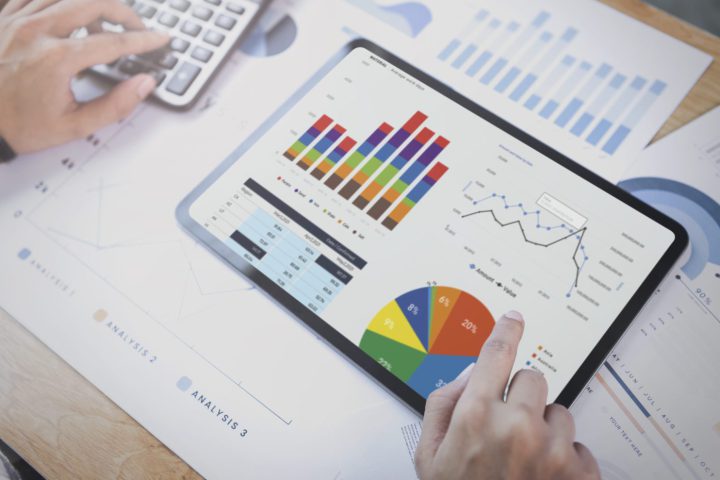 Análise de gráficos de marketing num tablet
